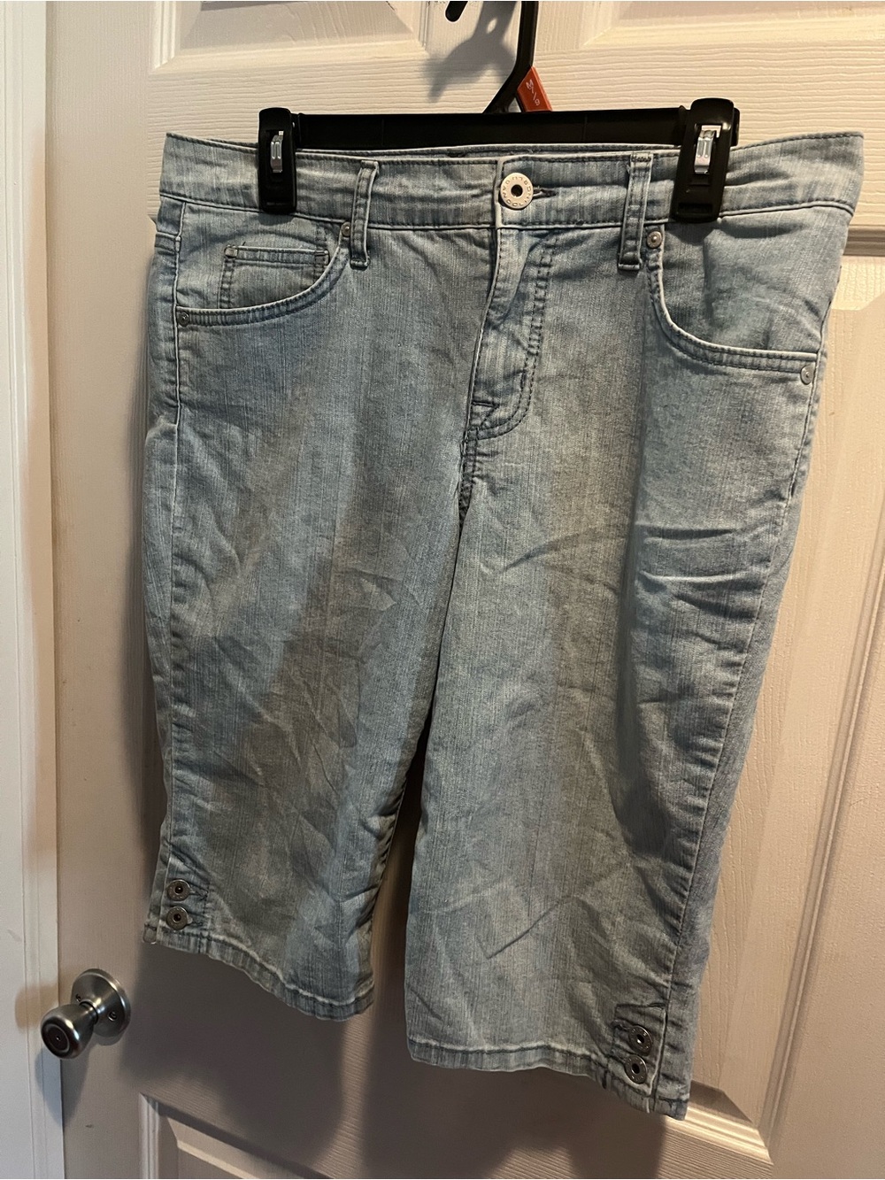Bandolino Light Wash Denim Capris Ladies BandolinoBlu Size 8  Denim Jean Capris